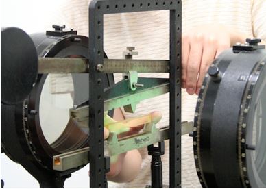 光弾性試験装置の例(出典：山梨大学工学部先端材料工学科ウェブサイト)