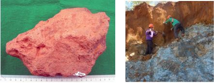 左：マレーシアのジョホール州の鉱山で採掘されたボーキサイト・Web山口大学工学部学術資料展示館（堆積鉱床）、右：フィリピンのニッケル鉱床（青灰色の部分）・実松健造、鉱床の成因研究と探査への応用、産業総合技術研究所鉱物資源グループ、2017