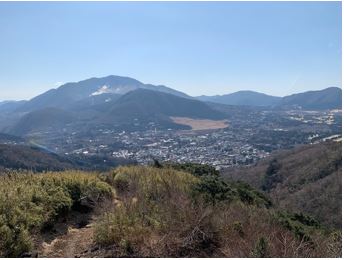 写真：金時山山頂からは、中央火口丘の神山が見ることができる