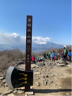 金時山の金太郎ゆかりのまさかりオブジェ