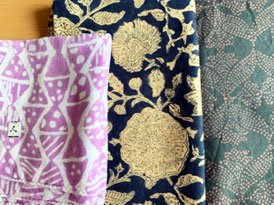 左：ハンカチ、中・右：インド綿取扱店で購入した布